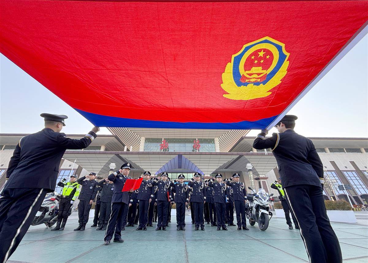  武汉：铁路警营开放迎节日 警民互动保一路平安