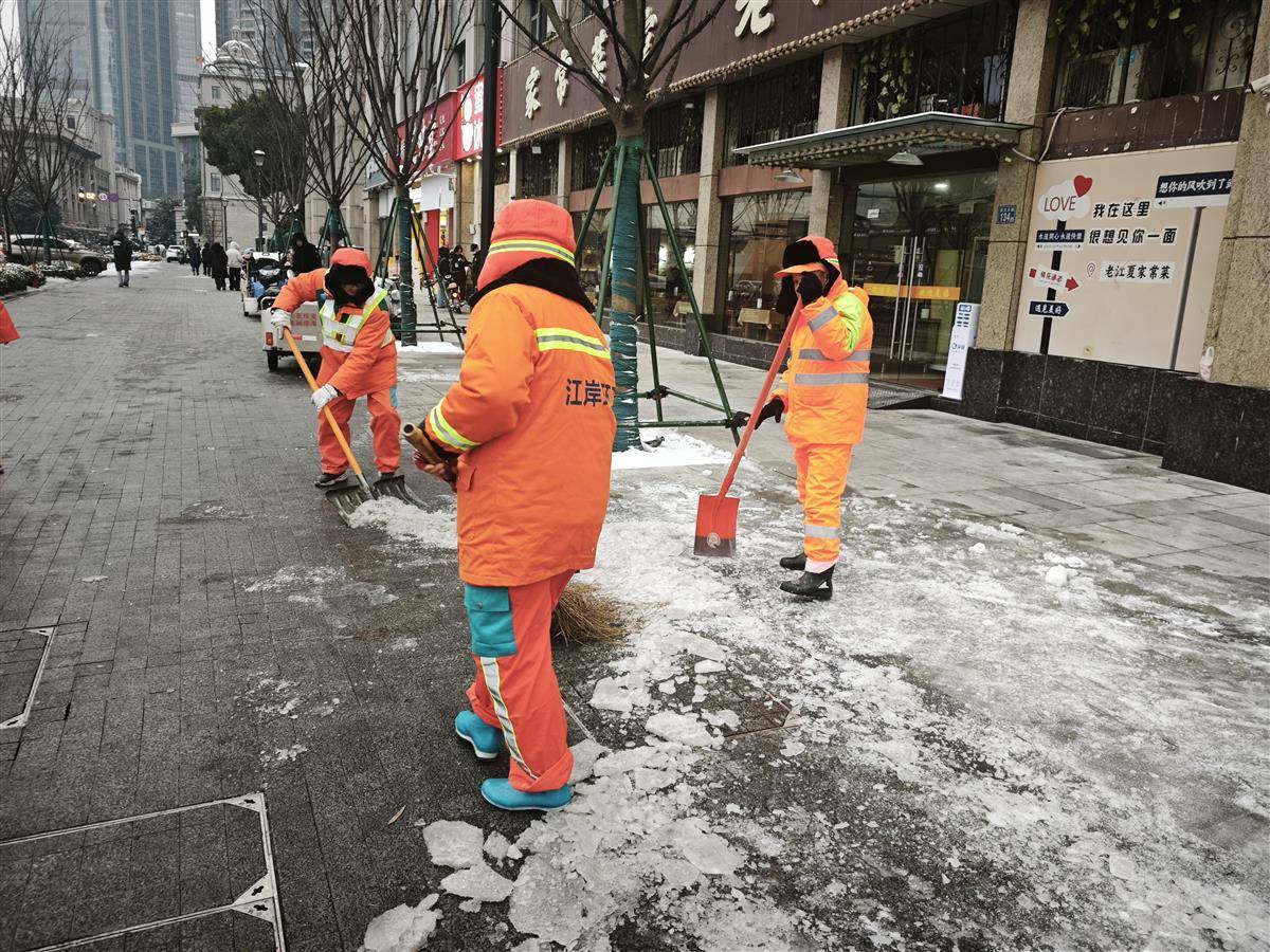 “鞋子湿了套上塑料袋继续干！” 9名环卫工用完千斤融雪剂