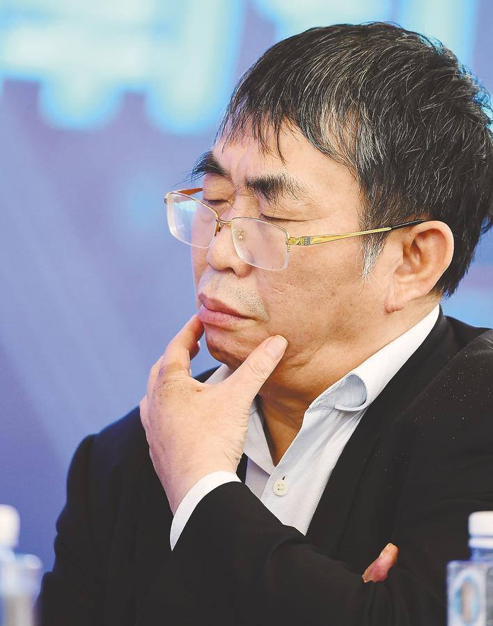 湖北前围棋国手追忆恩师聂卫平 登黄鹤楼复现“对日十一连胜”经典棋局