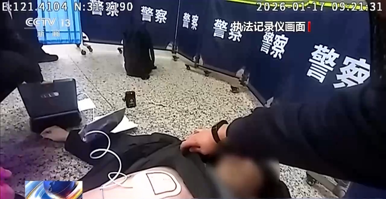 视频丨上海地铁站内上演17分钟生死救援 心梗乘客终获救