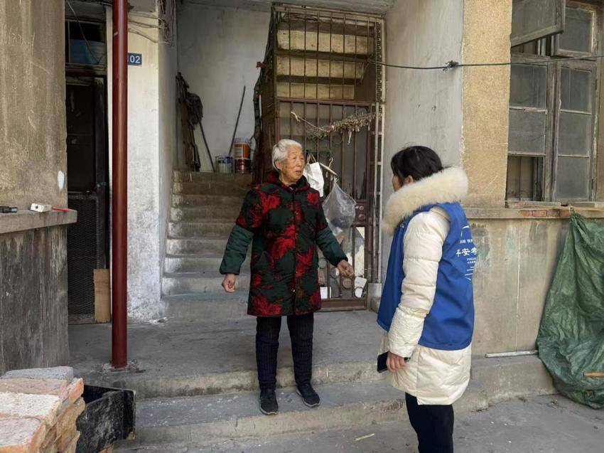 社区温情守护独居与失能老人