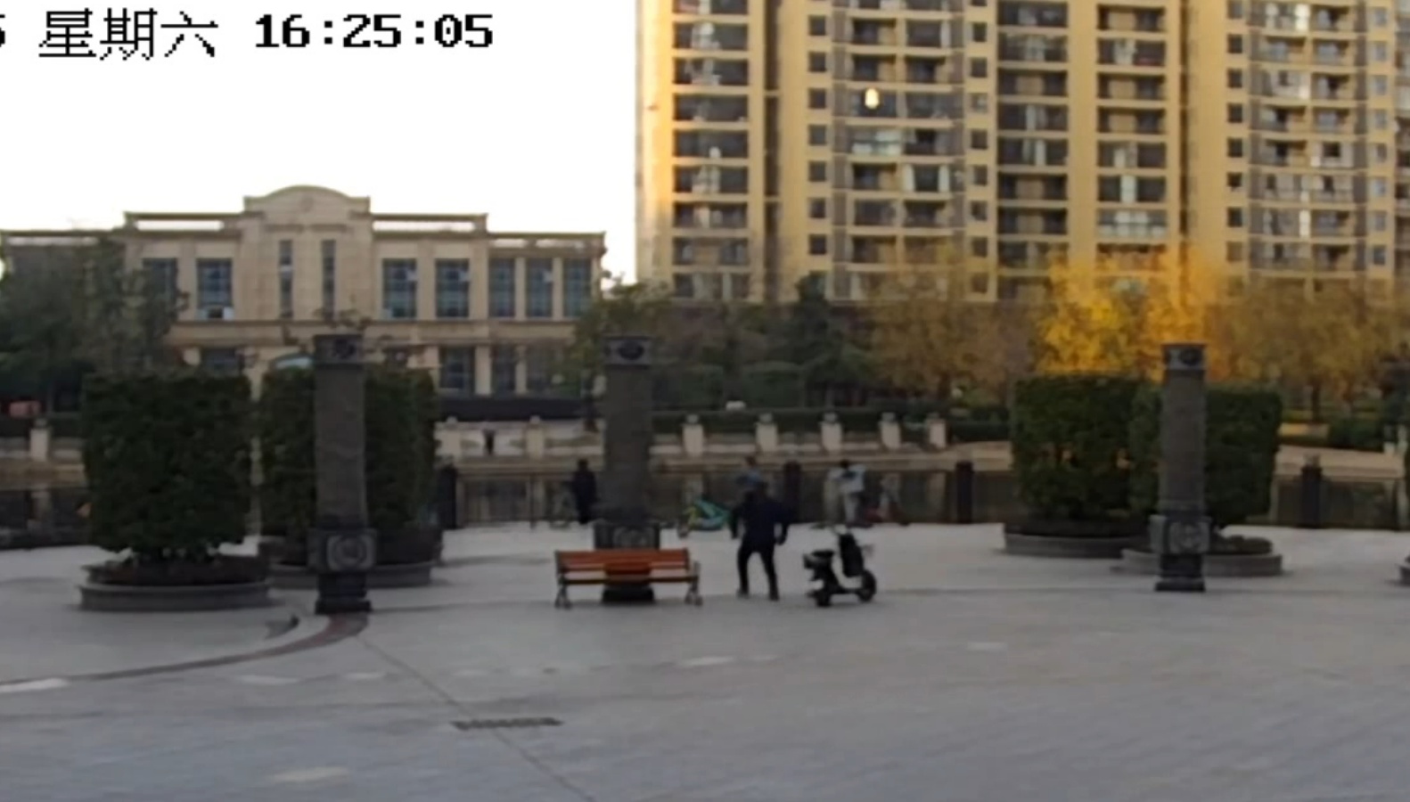 他救起三个孩子，却说“我不是英雄”