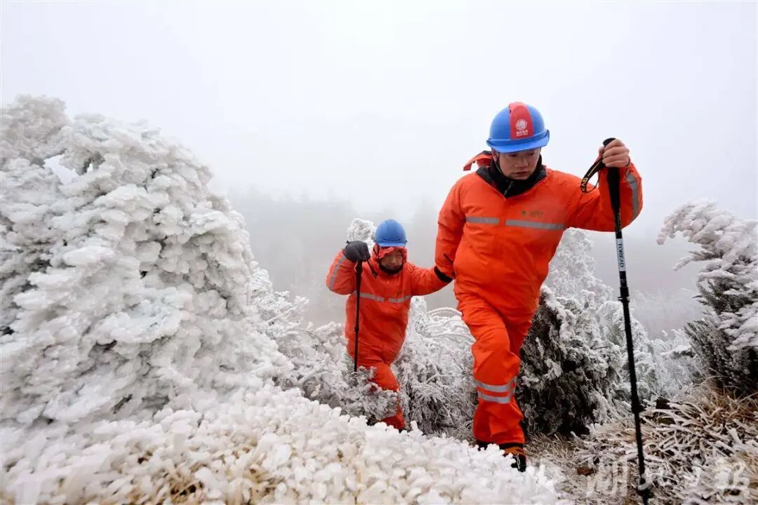 向海拔800米的观冰点挺进 电网守护者踏雪巡线保供电