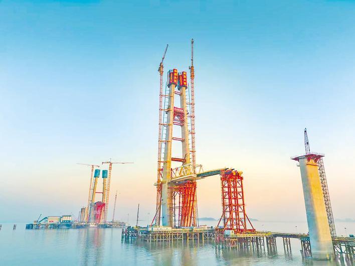 世界最长跨海铁路大桥首座主塔封顶 巨塔拔海