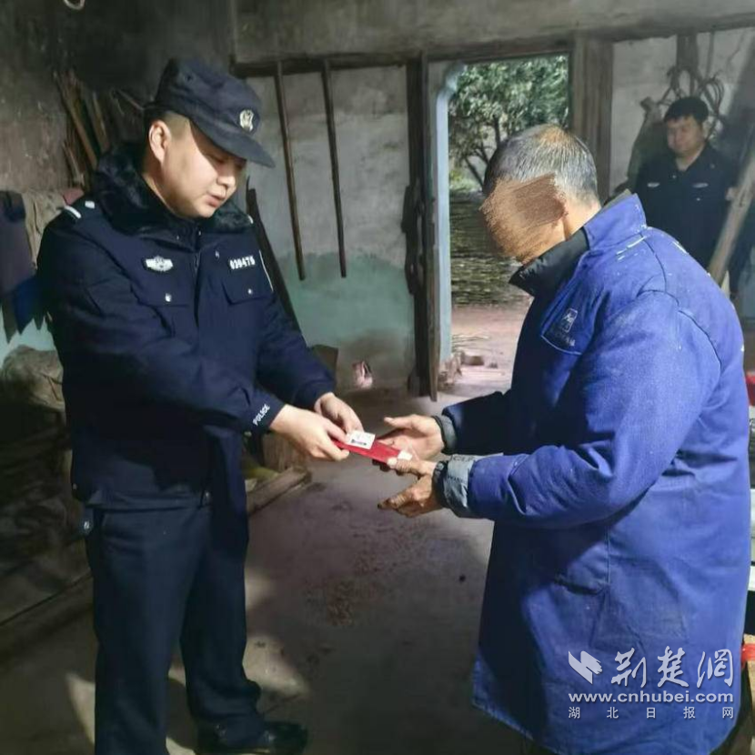  江夏区雪中“警”色分外暖