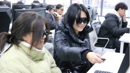 安陆中职“未来教室”火了！裸眼3D拆机械、VR穿回革命年代