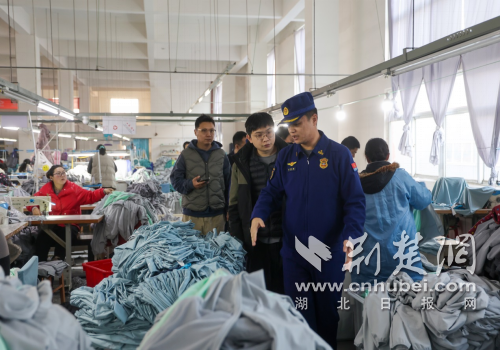 荆门市掇刀区为服装加工企业开展消防安全“精准体检” 护航冬季生产安全