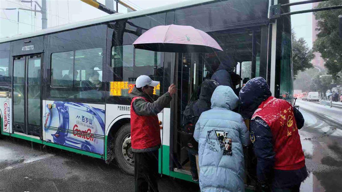  雨雪天气，武汉公交“志愿红”守护市民平安出行