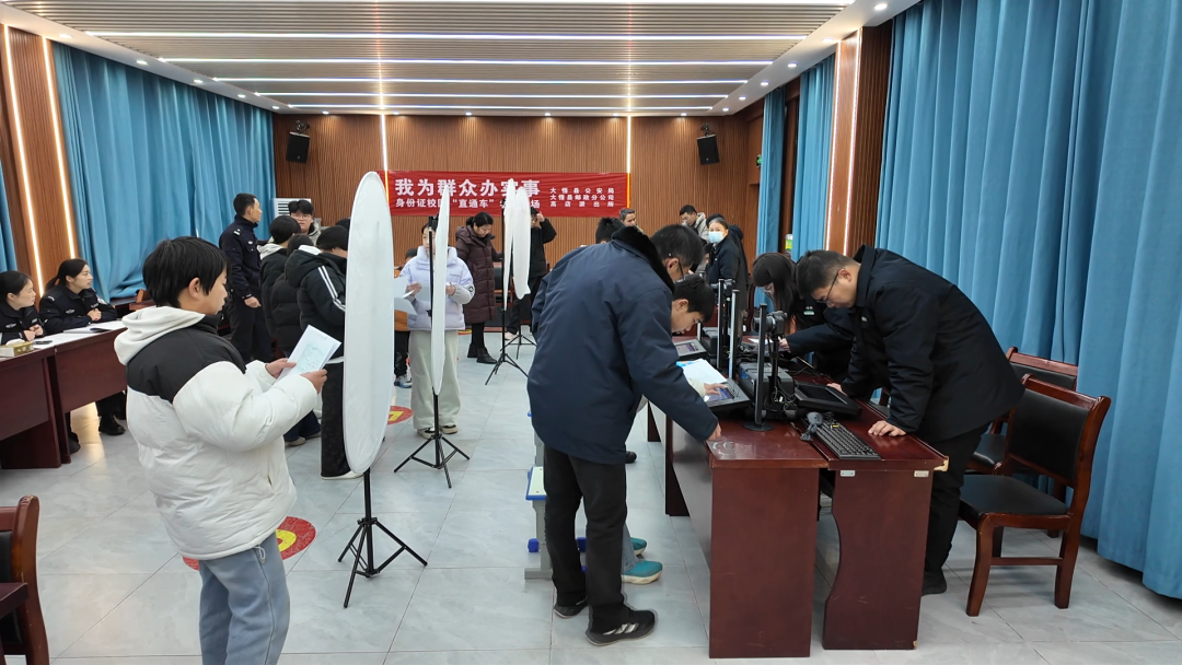 大悟警邮联动进校园 课间10分钟搞定中高考身份证