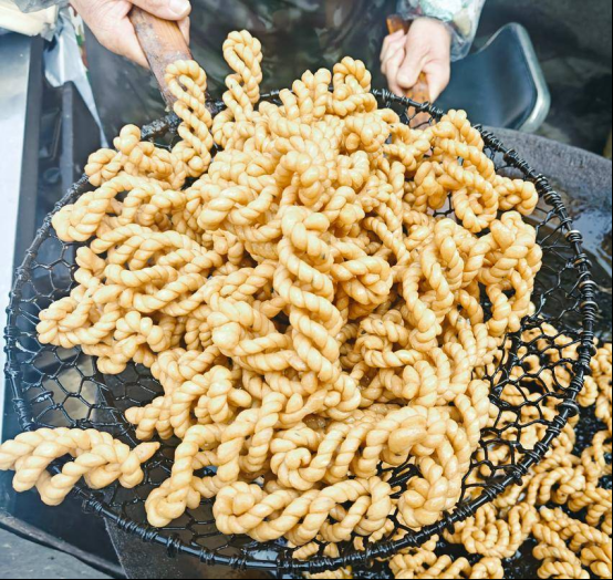  孝南：腊月里一锅麻花炸出红火年