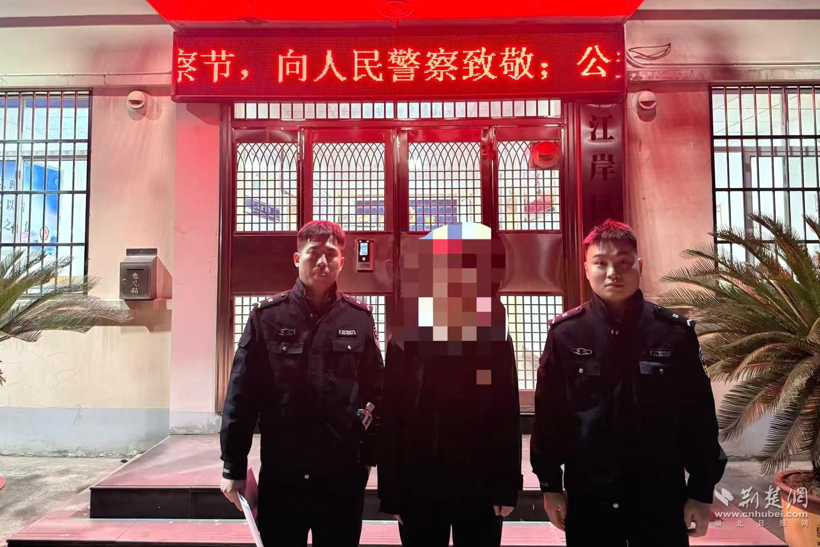 一时贪念骑走他人自行车，男子因盗窃被江岸警方拘留