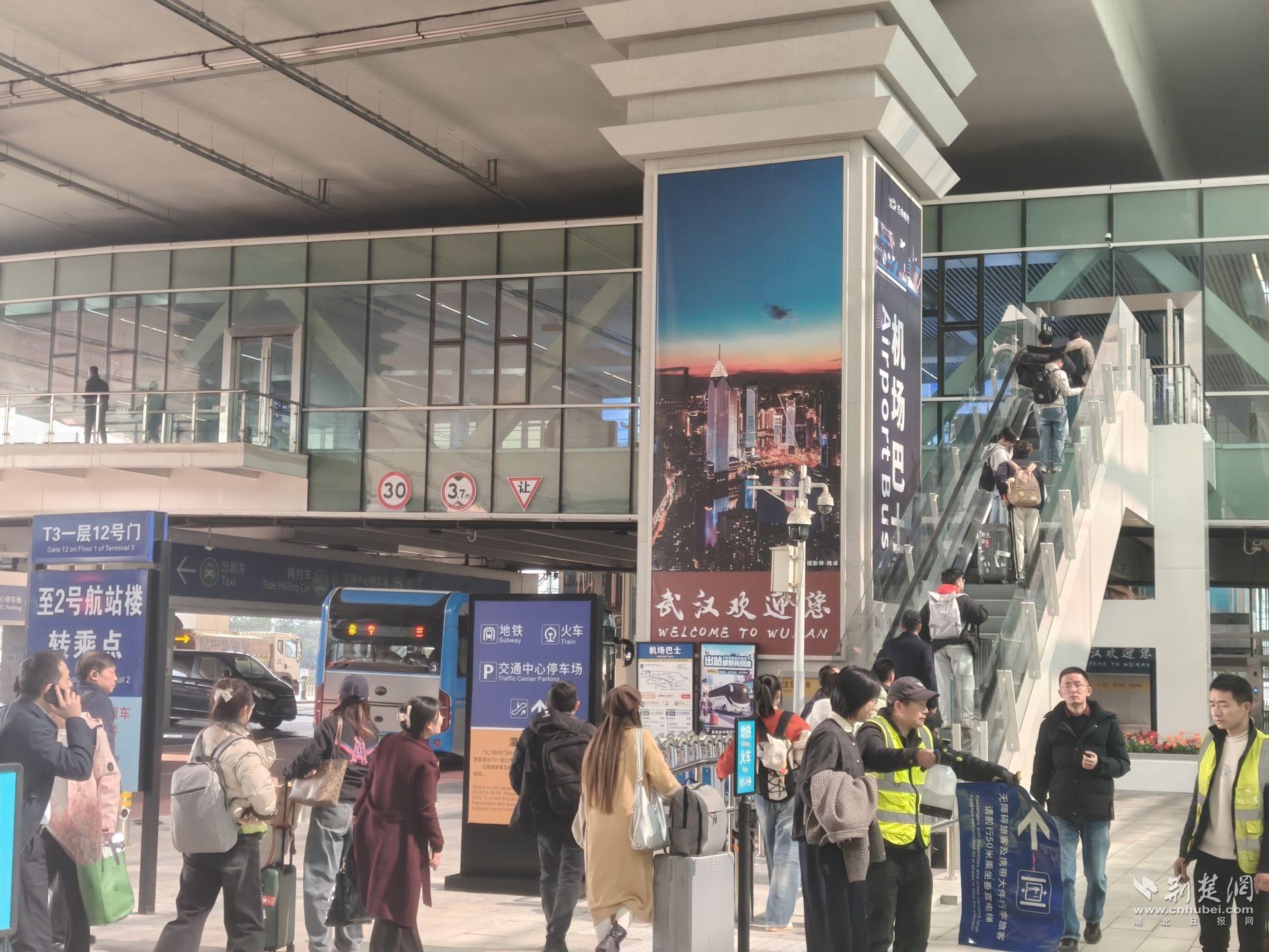 武汉天河机场T3交通中心连廊电梯正式投用  旅客换乘更便捷