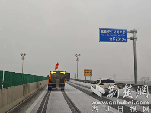 荆门交通迎战冰雪 全力保通保畅