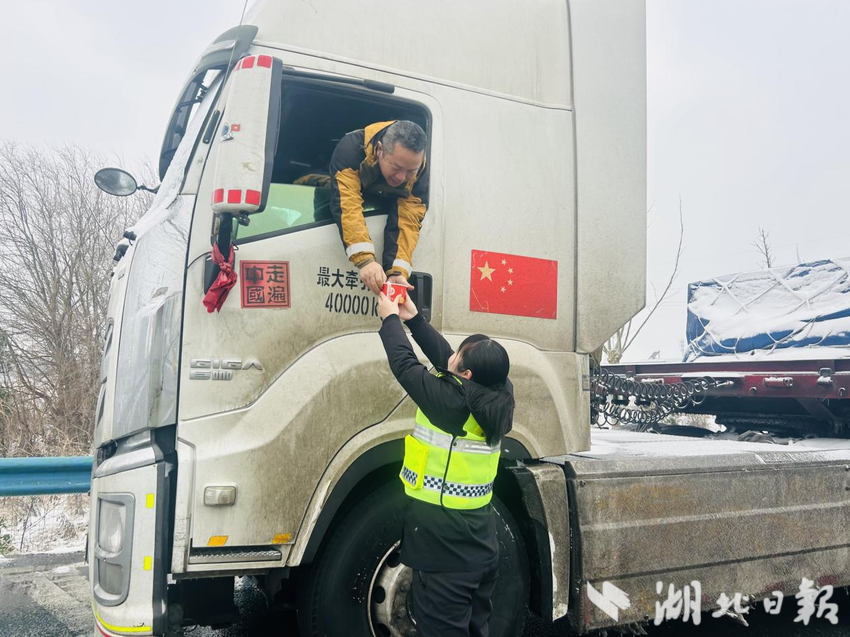 应城：一碗热汤面 情暖风雪路