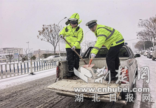 沙洋公安全力护航冰雪天出行