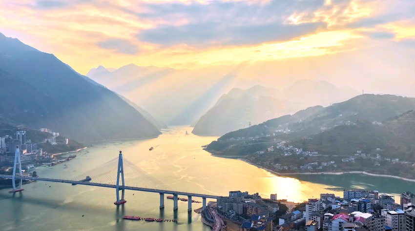 巴东：冬日晚霞映峡江 山水仙境入画来