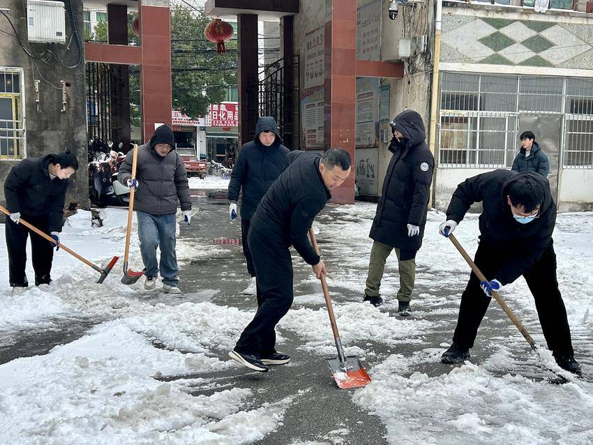  大悟丰店：以“动”制“冻” 全员上阵保通畅