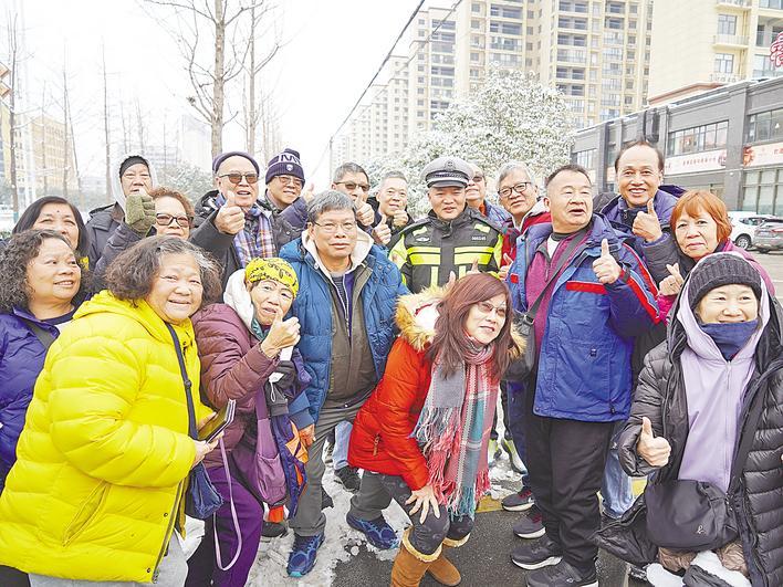 31名香港游客滞留谷城民警暖心护送
