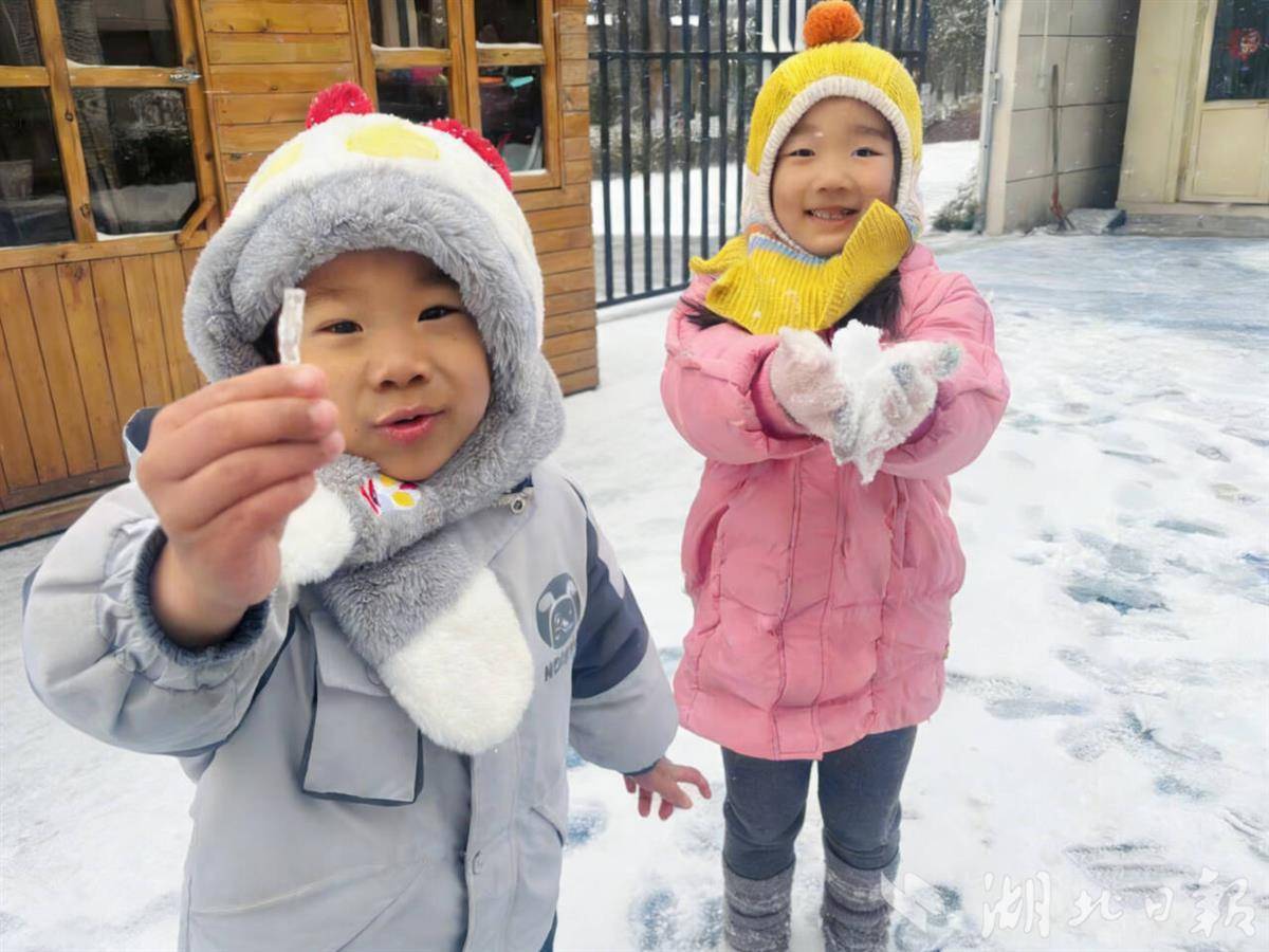 操场变身“冰雪乐园”，青山萌娃雪地里上起创意探索课