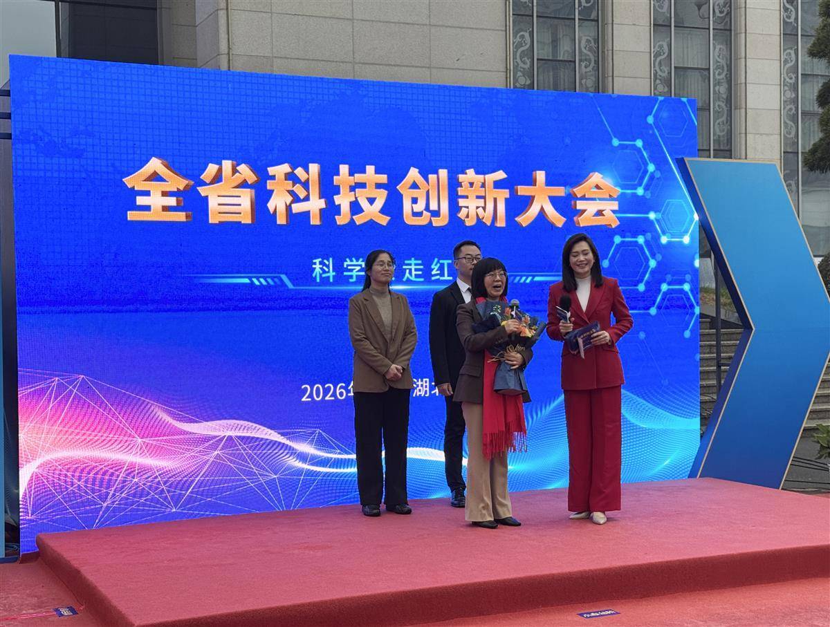 “我的阿姨是一位科学家，她紧紧地拥抱