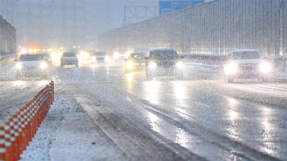  武汉杨泗港快速通道扫雪保畅通