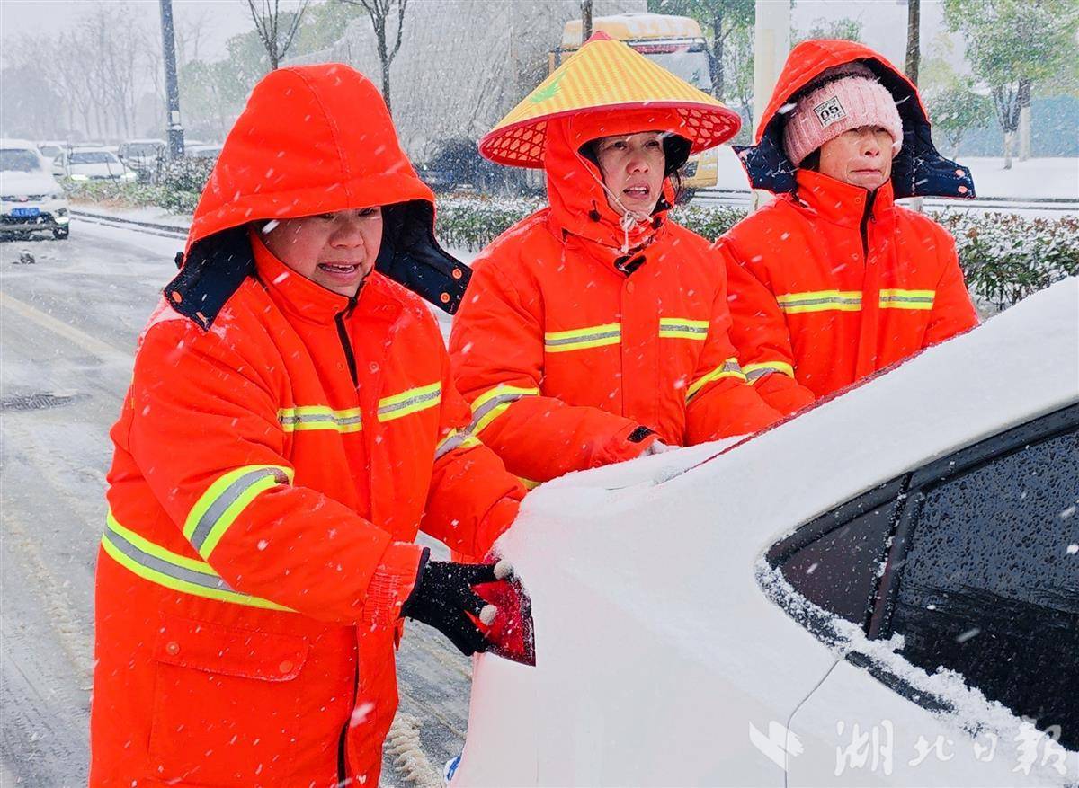 4名女环卫工变身“推车侠”   3小时帮助近40辆车脱困