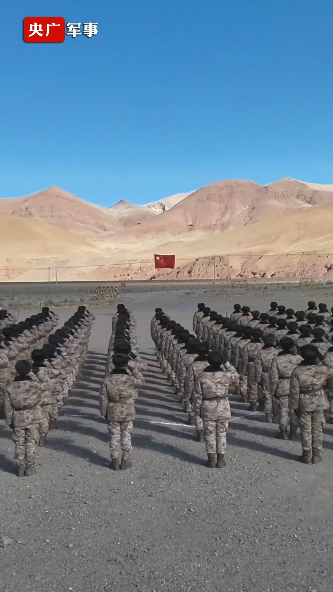 视频 |海拔4500米！高地勇士使用无人机升国旗