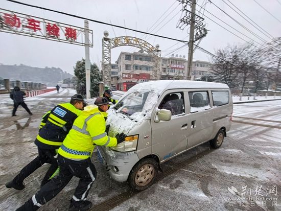  鄂州“警察蓝”迎寒而上，风雪中让群众安心