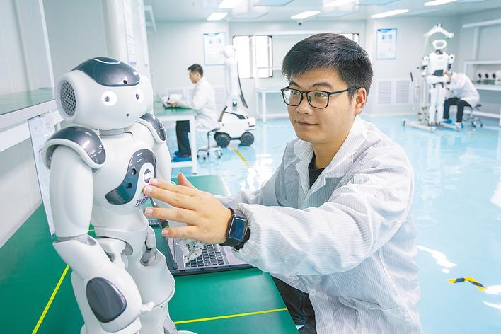 光谷企业赶制智能机器人