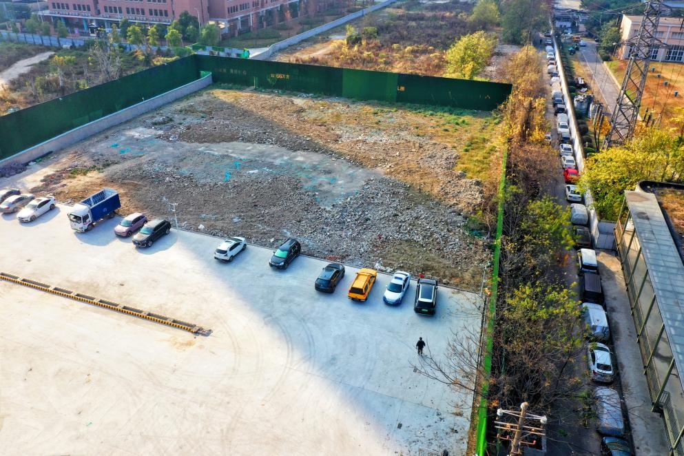盘活闲置地块，荒土场变身标准停车场