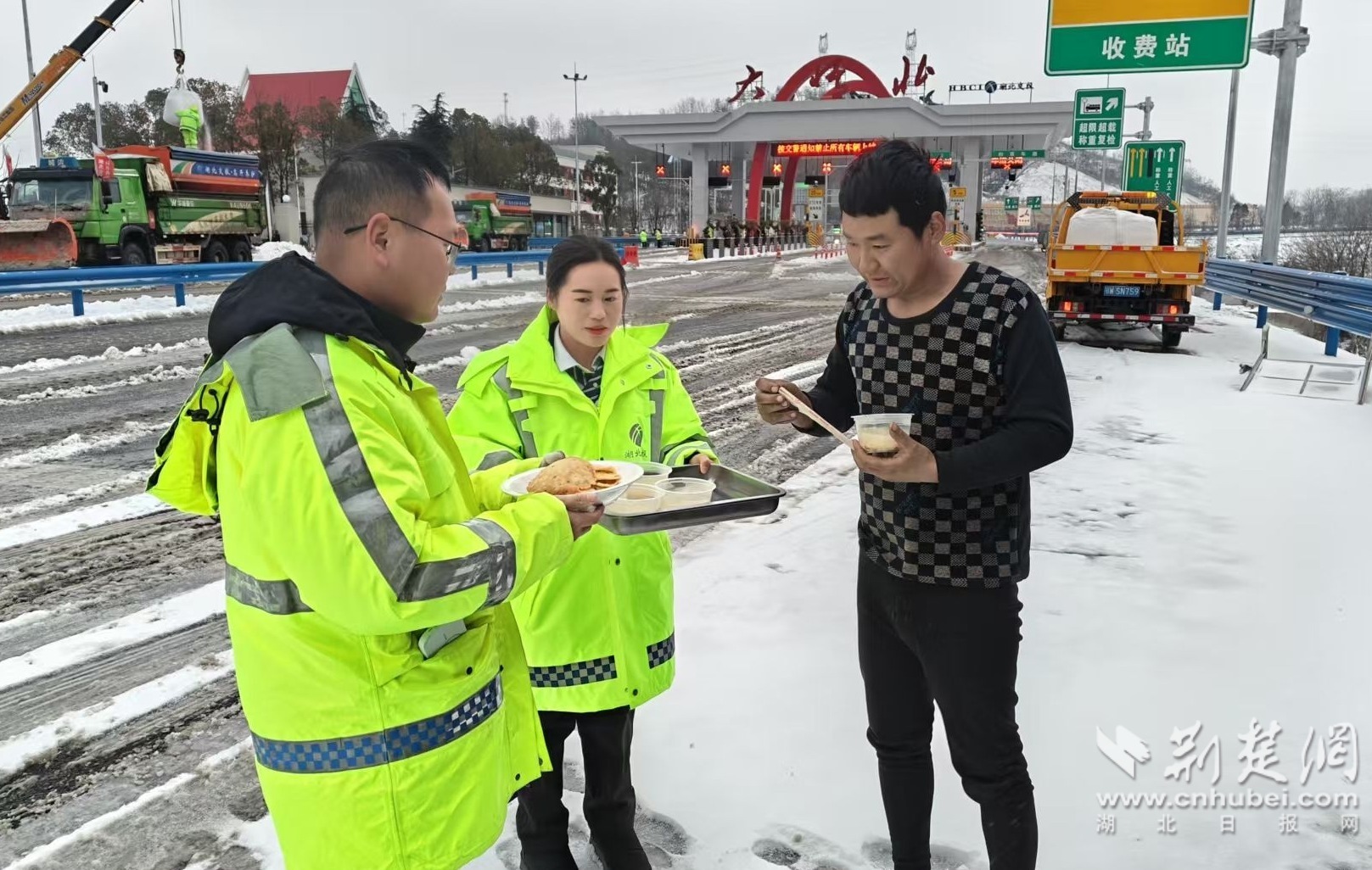 大悟北收费站：风雪阻归途 热粥暖人心