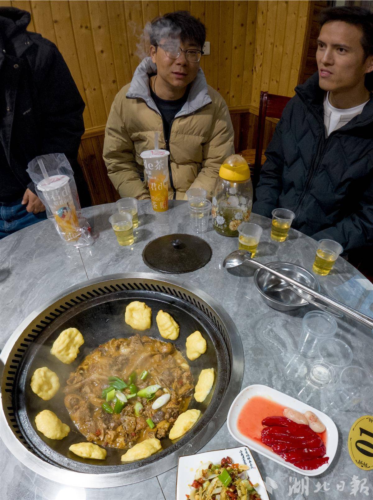  兴山：冰雪旺季迎客来 地锅鸡香暖游人