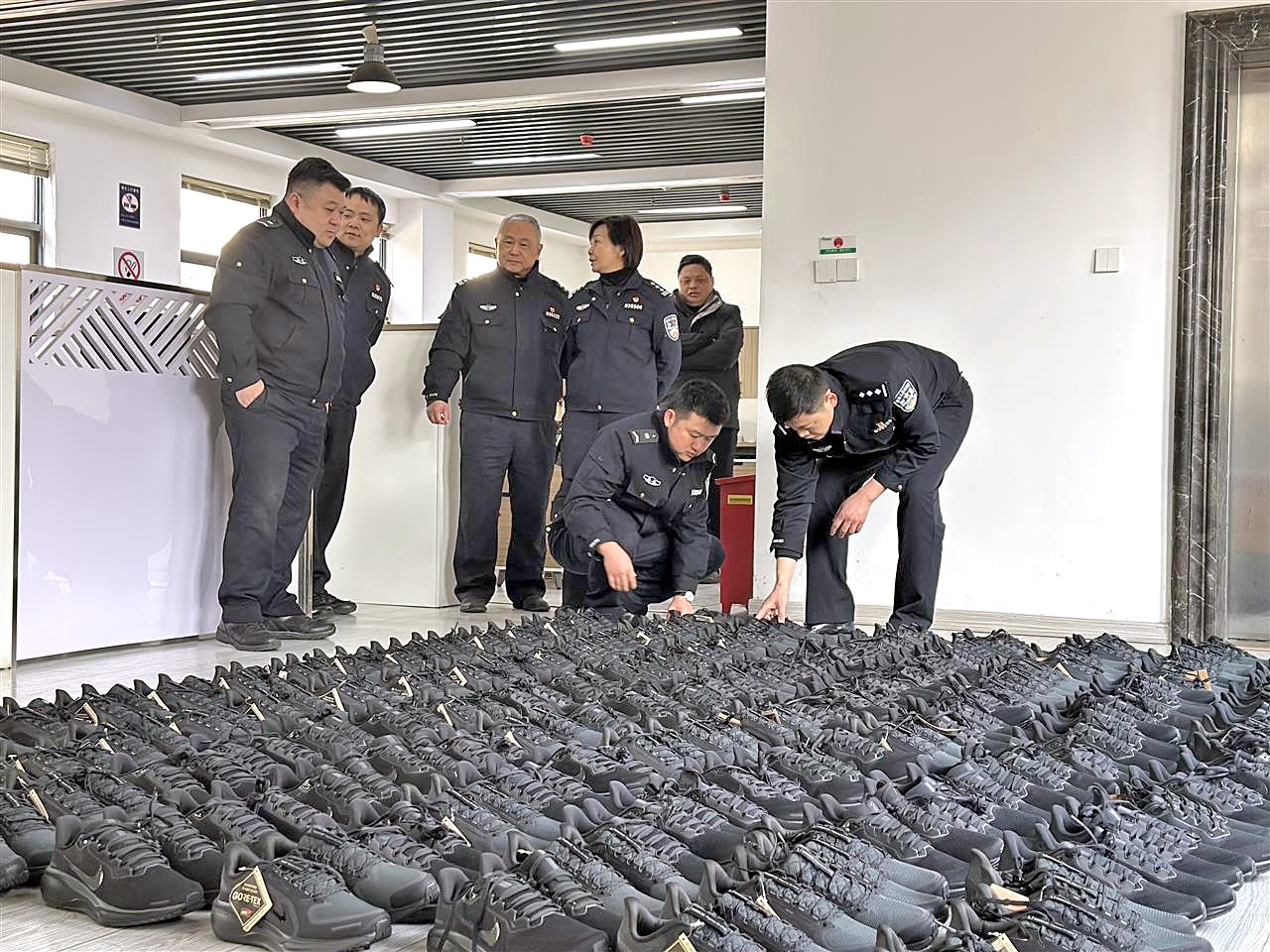 两男子在商场用高仿鞋调包正品鞋 警方不到3小时破案抓贼，查获143双真鞋、假鞋
