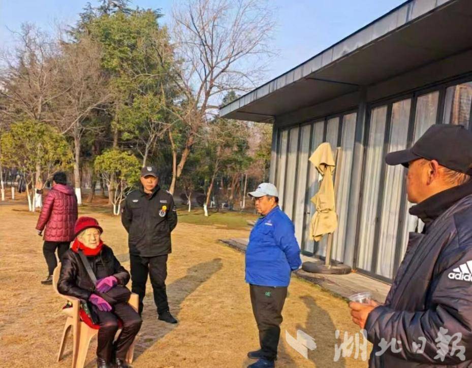  月湖景区上演“教科书式”救援！晨练老人转危为安