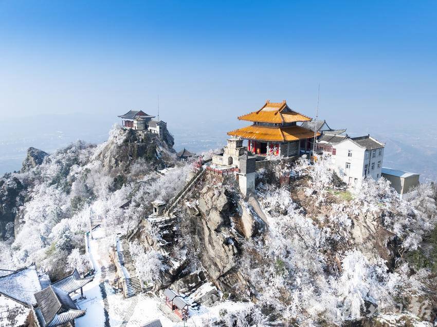 雪霁木兰山 冰枝凝玉光