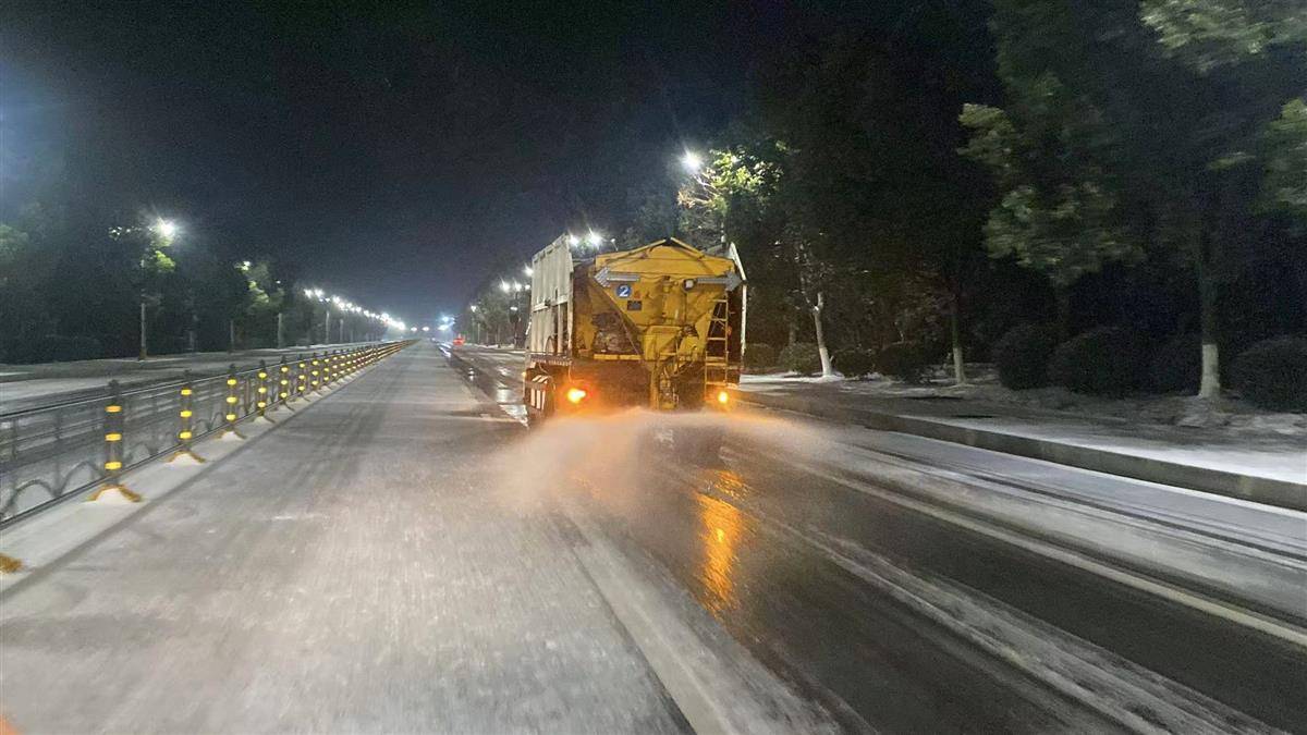 武汉深夜出动机械力量全力铲雪处冰保畅通