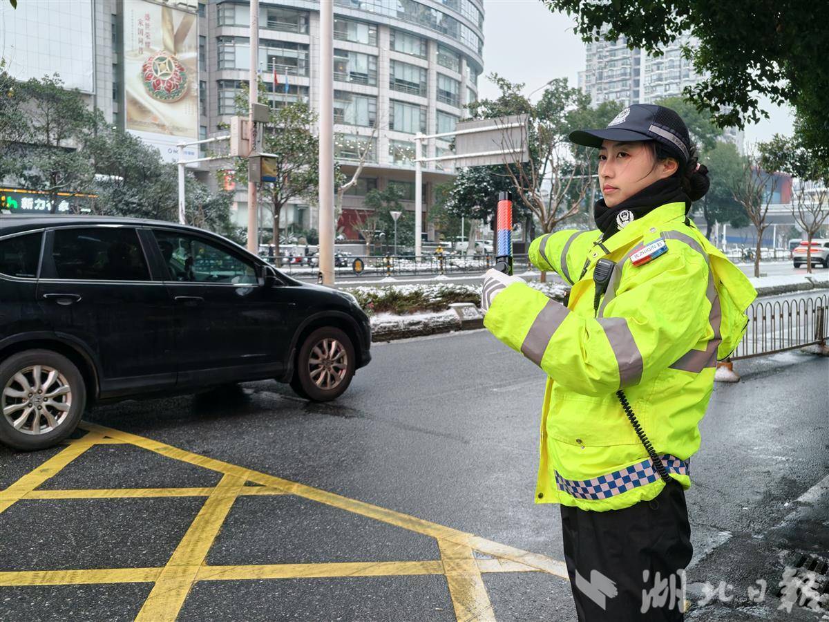 “打一场有准备的仗！”雪天里，交警们这样守护路畅人安