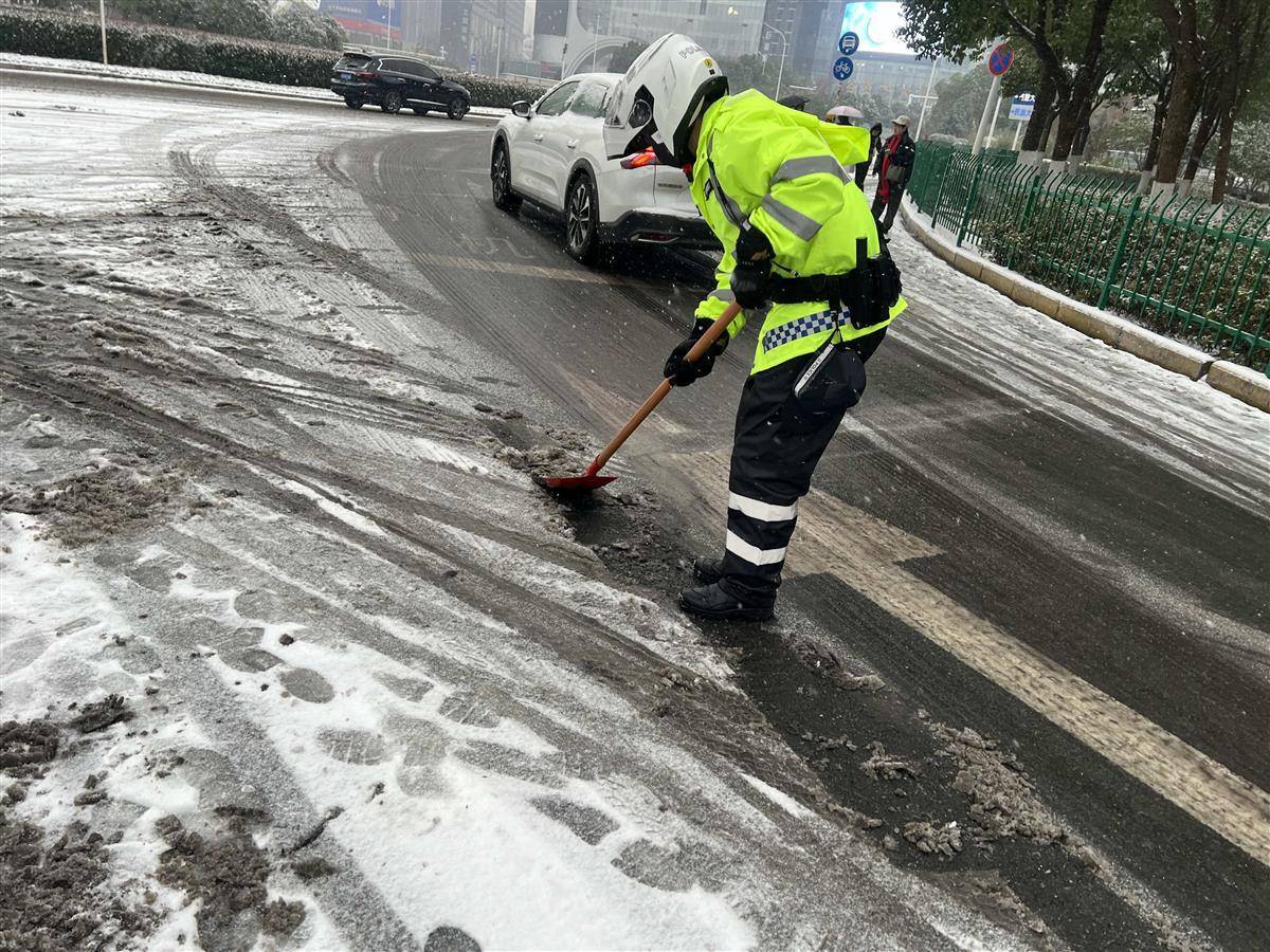  风雪中的“小动作”：那些藏在职责里的温度
