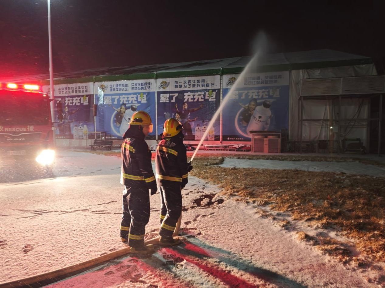 雪中见担当 守护有力量——武汉消防全力应对寒潮降雪