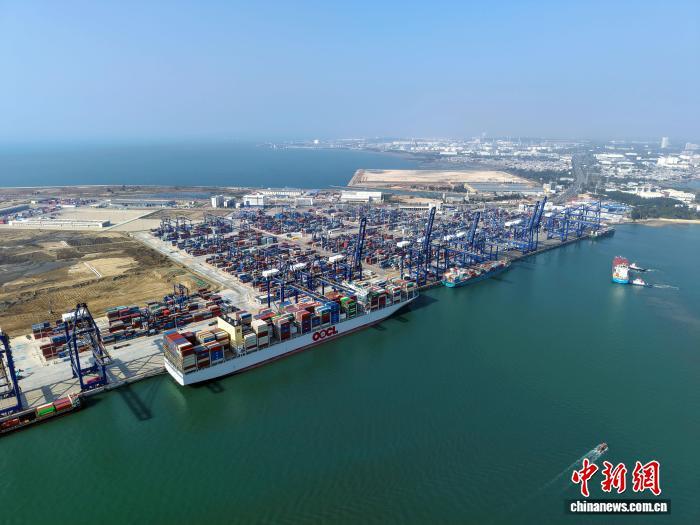 海南封关满月看变化：两大集装箱码头箱量、航线、货源三翼齐飞