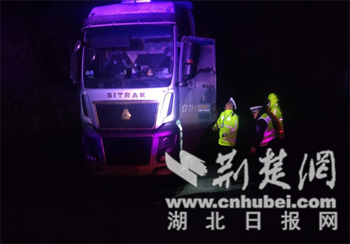  荆门交警筑牢冰雪天气安全屏障