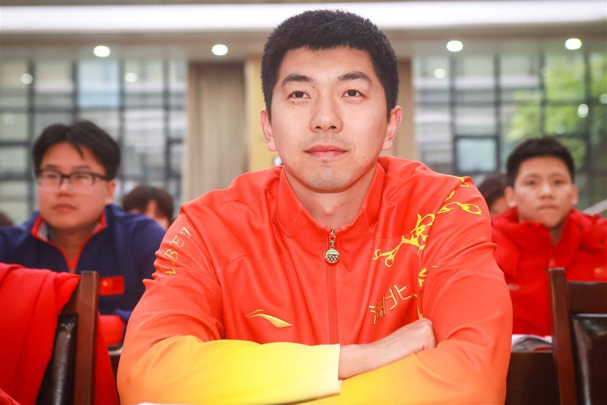  “亚洲蛙王”闫子贝转型当教练！被授予湖北游泳队“永远的队长”