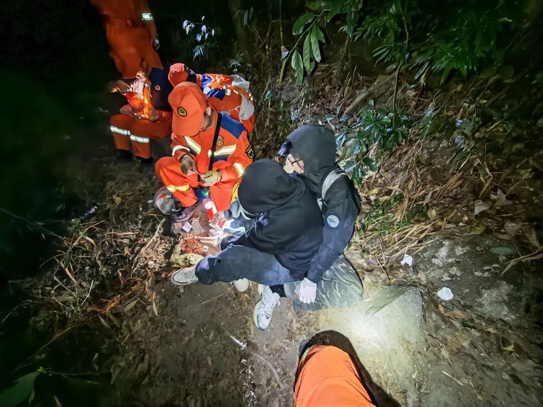  体力不支被驴友抛弃荒野，两女生遭遇惊魂一夜