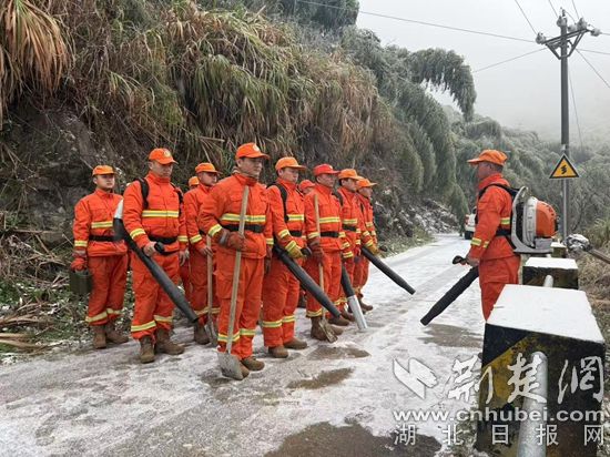 以雪为令 大冶应急队伍铲雪除冰保畅通