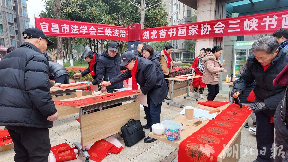 宜昌：小区挥毫写春联 邻里欢聚迎新春
