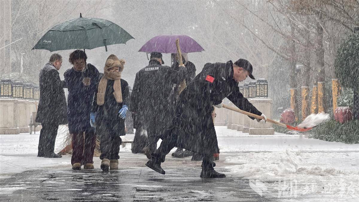  社区物业寒风中除雪 守护居民出行路