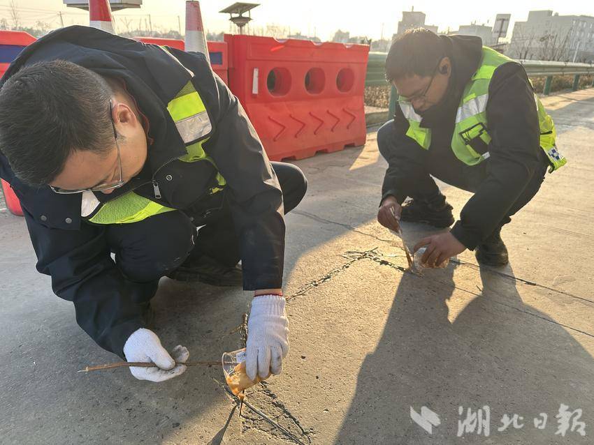 湖北交投京珠运营公司第五综合巡检办高效处置故障保障车道通行安全