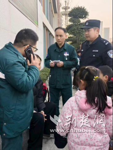  寒冬暖举！护学岗民警跪地施救 荆门街头显温情