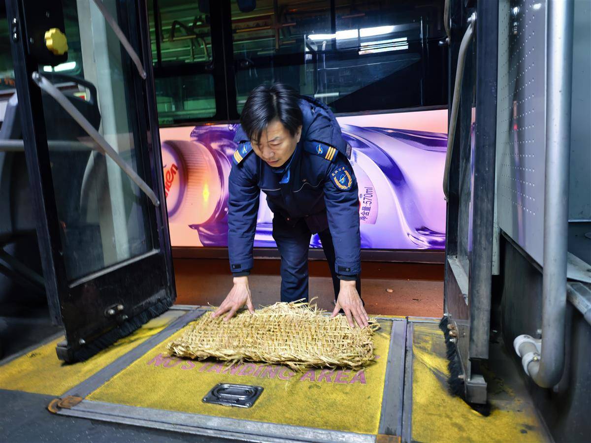凌晨4点半的坚守！武汉公交老司机备足“防滑招”，护航早高峰出行路