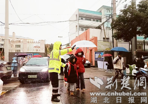  钟祥交警迎战雨雪全力护航 保障校园周边及晚高峰出行安全